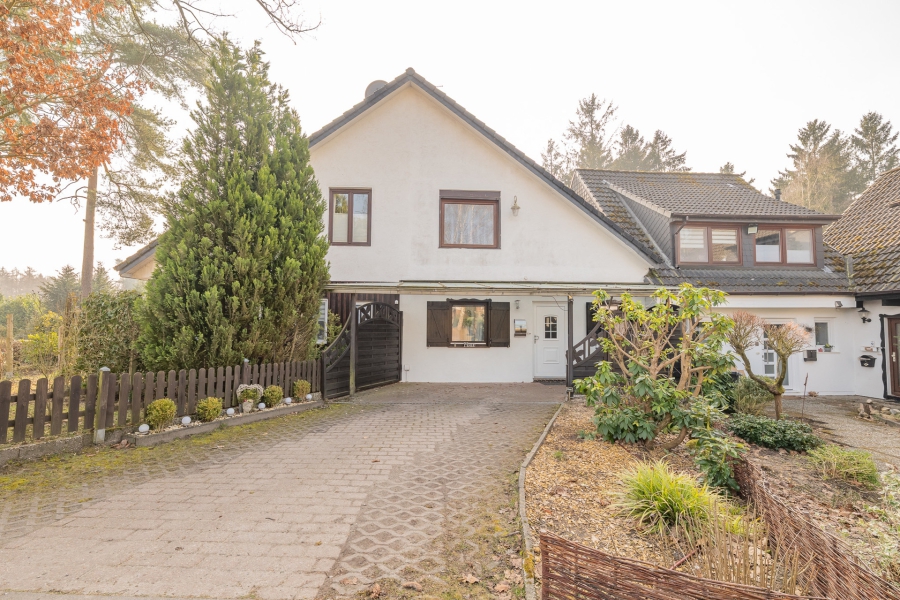 Modernes Mittelreihenhaus mit Wintergarten, Kamin und Blick ins Grüne – Ihr perfektes Zuhause - Außenansicht