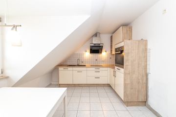 Küche - Moderne 3-Zimmer-Dachgeschosswohnung mit Loggia und Stellplatz