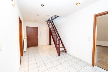 Flur - Moderne 3-Zimmer-Dachgeschosswohnung mit Loggia und Stellplatz