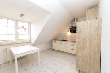 Küche - Moderne 3-Zimmer-Dachgeschosswohnung mit Loggia und Stellplatz