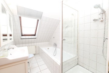Badezimmer - Moderne 3-Zimmer-Dachgeschosswohnung mit Loggia und Stellplatz
