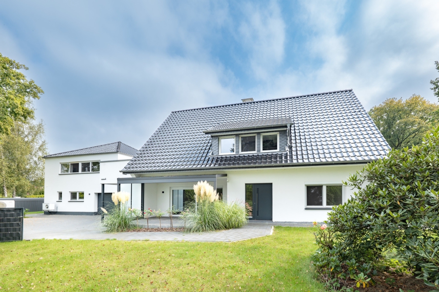 Herzlich Willkommen!! - Exklusive Erdgeschosswohnung mit Garten, überdachter Terrasse und mehr!