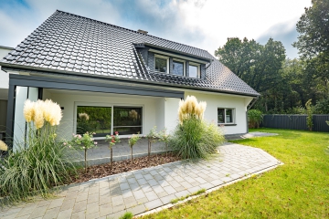 Rechtes Gebäude - Exklusive Erdgeschosswohnung mit Garten, überdachter Terrasse und mehr!
