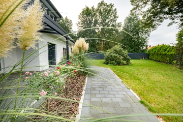 Rechtes Gebäude - Exklusive Erdgeschosswohnung mit Garten, überdachter Terrasse und mehr!