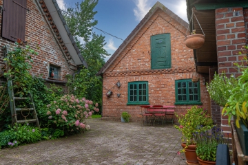 Altbaucharme im Einfamilienhaus mit Ferienwohnungen! Direkt hinter dem Deich! - Obstscheune