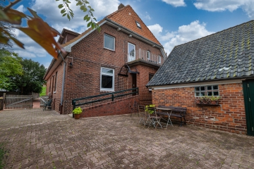 Altbaucharme im Einfamilienhaus mit Ferienwohnungen! Direkt hinter dem Deich! - Haupthaus