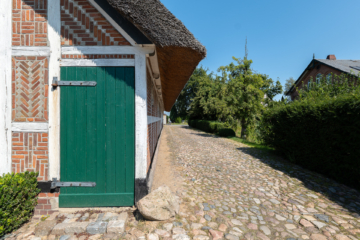 Traumhaftes Bauernhaus im Alten-Land! Zwei Exklusive Wohneinheiten mit einzigartigem Flair - Auffahrt