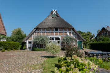 Traumhaftes Bauernhaus im Alten-Land! Zwei Exklusive Wohneinheiten mit einzigartigem Flair - Außenansicht