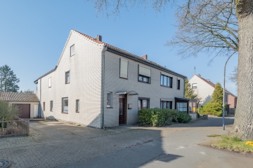 Doppelhaus mit großzügigem Grundstück und Potenzial zur individuellen Gestaltung - Außenansicht