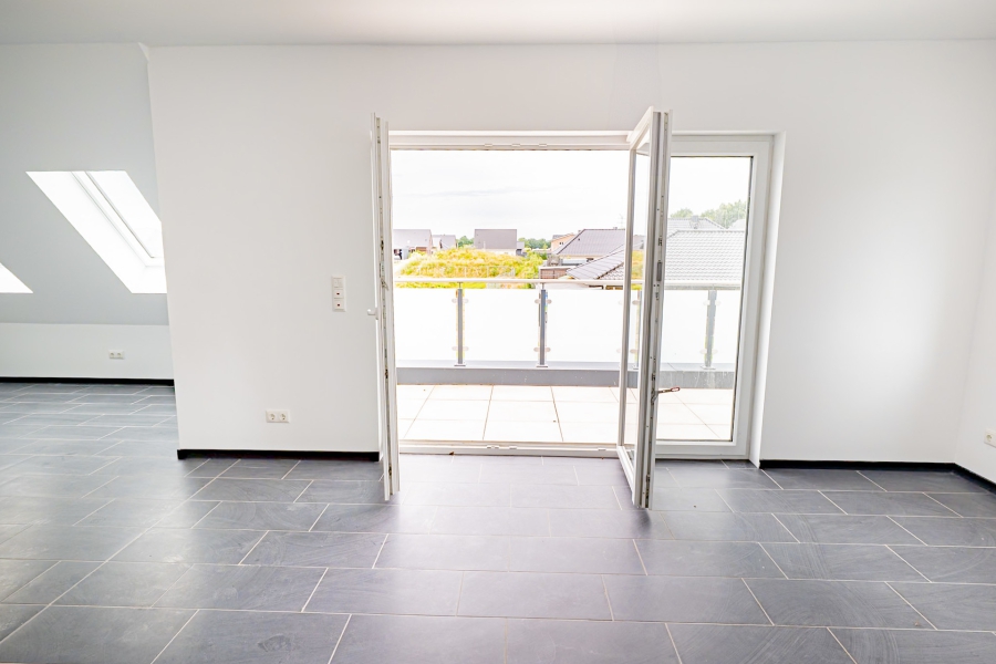 Wohnbereich mit Zugang zum Balkon - Hochwertiges Wohnen Am Wohnpark Hamfeld – 3-Zimmer-OG-Wohnung mit Stil
