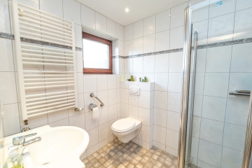 Badezimmer 1 - Großzügiges 6-Zimmer-Haus – perfekt für Familien, Homeoffice & kreative Nutzung