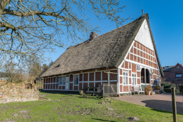 Märchenhaftes Reetdachhaus, liebevoll restauriert mit traumhaftem Garten! - Frontansicht