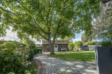 Doppelgarage Rückansicht - Exklusives Traumhaus in ruhiger Wohngegend! Nutzbar als Ein,- oder Zweifamilienhaus.