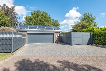 Doppelgarage, Zufahrt - Exklusives Traumhaus in ruhiger Wohngegend! Nutzbar als Ein,- oder Zweifamilienhaus.