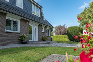 Haustür - Exklusives Traumhaus in ruhiger Wohngegend! Nutzbar als Ein,- oder Zweifamilienhaus.