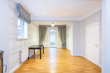 Wohn-Esszimmer - Alter Charakter trifft modernes Ambiente – ideal für Mehrgenerationen oder Wohnen & Arbeiten.