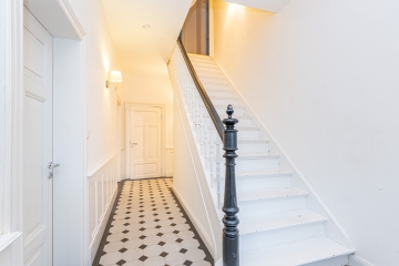 Flur - Alter Charakter trifft modernes Ambiente – ideal für Mehrgenerationen oder Wohnen & Arbeiten.