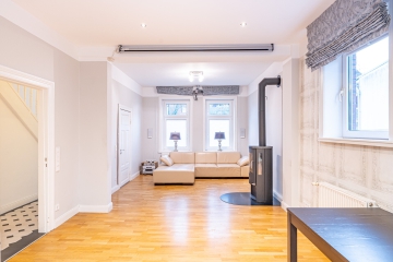 Wohn-Esszimmer - Alter Charakter trifft modernes Ambiente – ideal für Mehrgenerationen oder Wohnen & Arbeiten.