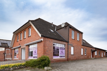 Historisches Gebäude mit modernisierten Gewerbe- und Wohnflächen! - Front-/Seitenansicht