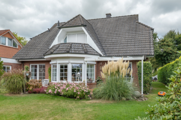 Lichtdurchflutetes Traumhaus mit top gepflegtem Garten! - Hinteransicht