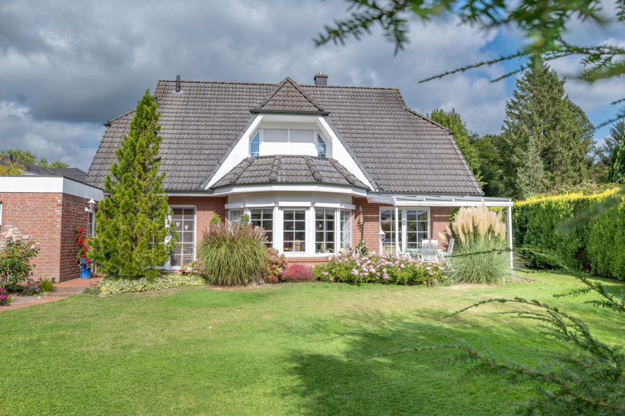 Lichtdurchflutetes Traumhaus mit top gepflegtem Garten! - Hinteransicht