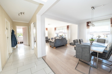 Offener Wohnbereich - Lichtdurchflutet, modern und voller Potential – ein Haus zum Verlieben!