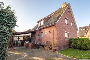 Hinteransicht - Lichtdurchflutet, modern und voller Potential – ein Haus zum Verlieben!