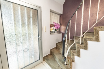 Eingangsbereich - Lichtdurchflutet, modern und voller Potential – ein Haus zum Verlieben!