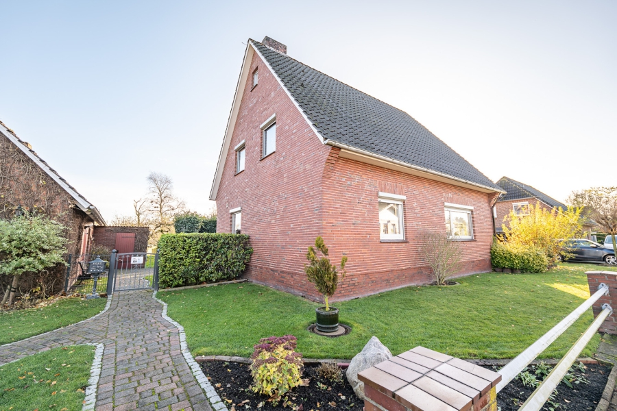 Vorderansicht - Lichtdurchflutet, modern und voller Potential – ein Haus zum Verlieben!