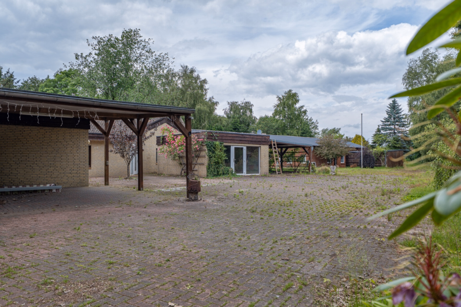 Zufahrt mit Haupthaus