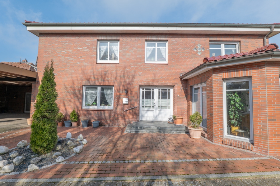 Vorderansicht - RESERVIERT Einzigartiges Einfamilienhaus mit zusätzlicher Immobilie – Viel Platz, Potenzial und kreative Entfaltungsmöglichkeiten!