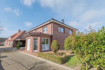 Ansicht Haupthaus rechts, ehem. Bäckerei links - Einzigartiges Einfamilienhaus mit zusätzlicher Immobilie – Viel Platz, Potenzial und kreative Entfaltungsmöglichkeiten!