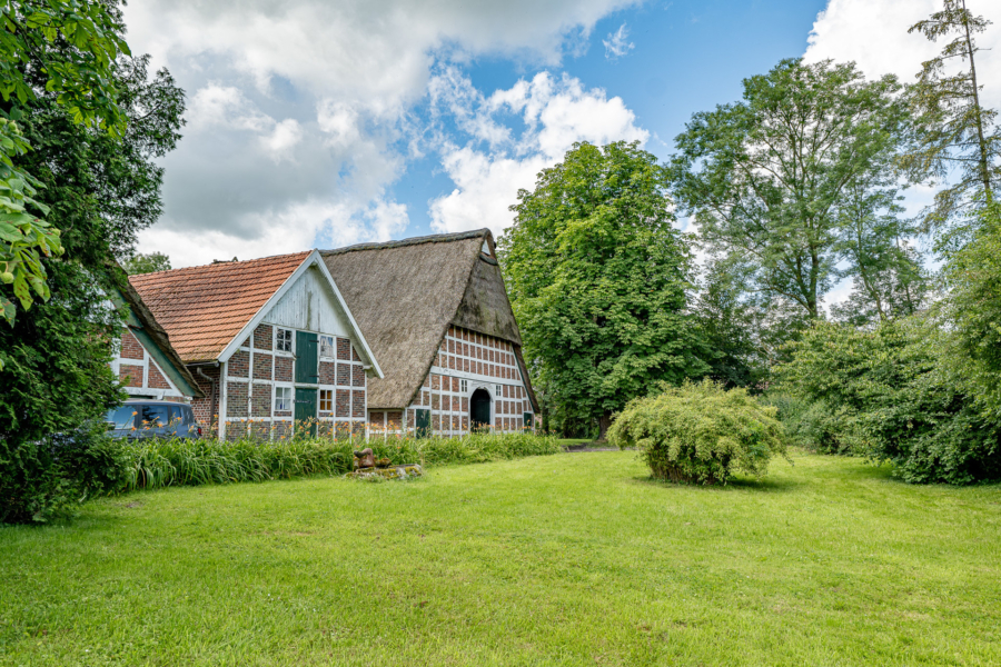 Idyllisches Reetdachanwesen mit Scheune und Gästehaus inmitten von Apfelplantagen nahe dem Ostedeich! - Frontansicht