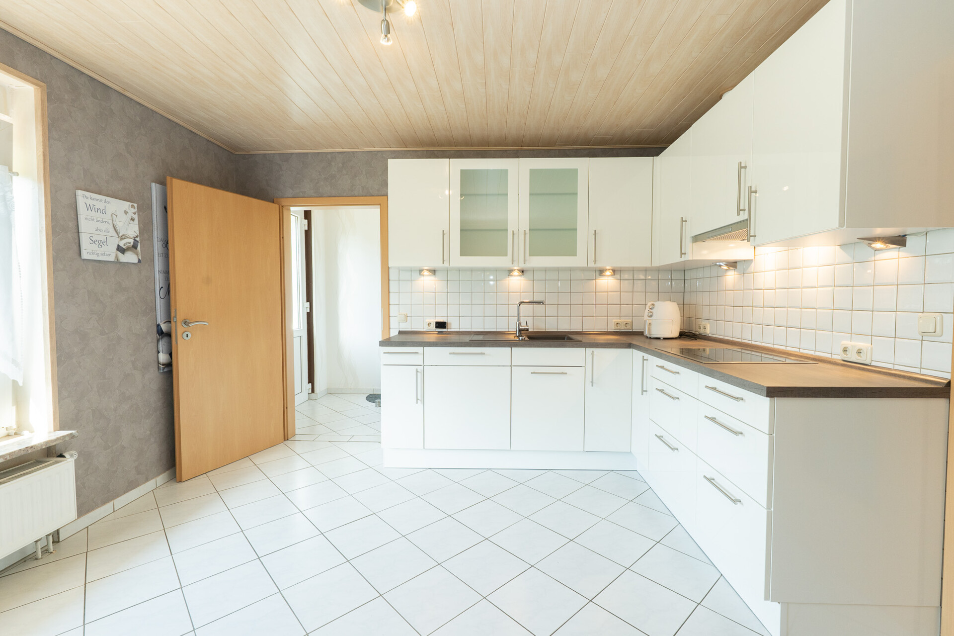 Tolle Immobilie mit großem Garten direkt am Deich! - Küche (17007)