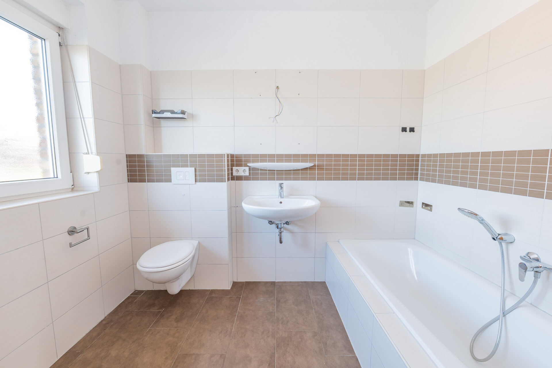 RESERVIERT – Helle Doppelhaushälfte von 2009 mit Garten – Komfortables Familienwohnen - Badezimmer OG (17816)