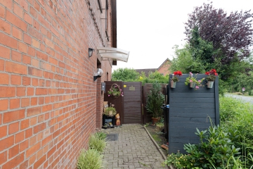 Seiteneingang vom Vorderhaus - Provisionsfreie Investitionschance mit Perspektive – Wohnensemble mit sechs Einheiten