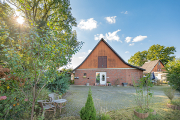 Landidylle mit Einliegerwohnung – Resthof mit viel Raum für Mensch und Tier! - Vorderansicht Haus