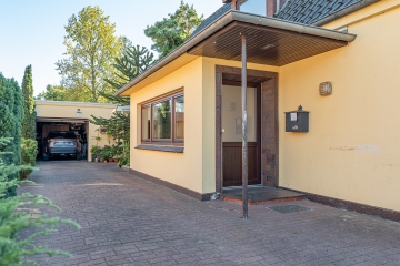 Eingang,  vordere Wohneinheit - Geräumiges Zweifamilienhaus in familienfreundlicher Lage!