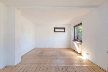 Wohnzimmer, vordere Wohneinheit - Geräumiges Zweifamilienhaus in familienfreundlicher Lage!