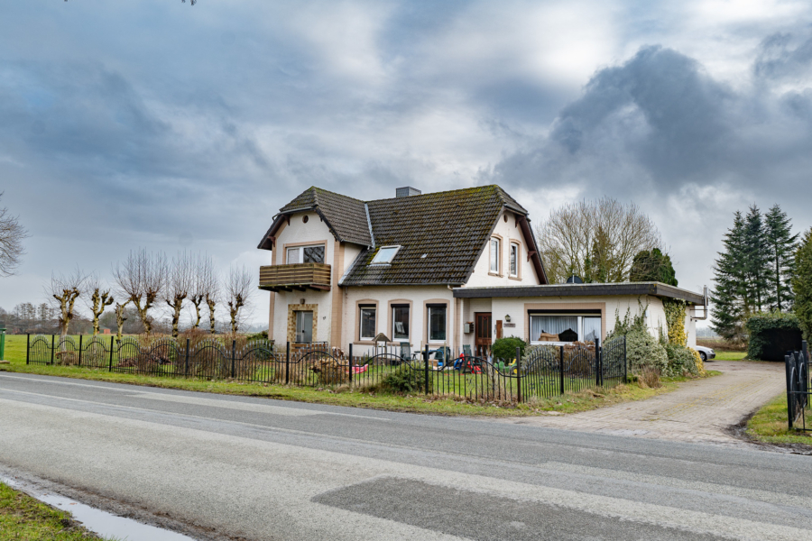 Nicht nur im Grünen wohnen, sondern auch Grünen Strom Erzeugen! Drei Wohneinheiten mit Weitblick. - Außenansicht