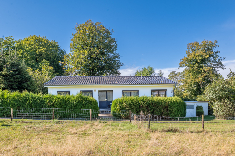 Komfortables Wohnen auf einer Ebene: Modernisierter Bungalow in ruhiger Umgebung! - Frontansicht