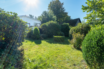 Komfortables Wohnen auf einer Ebene: Modernisierter Bungalow in ruhiger Umgebung! - Garten