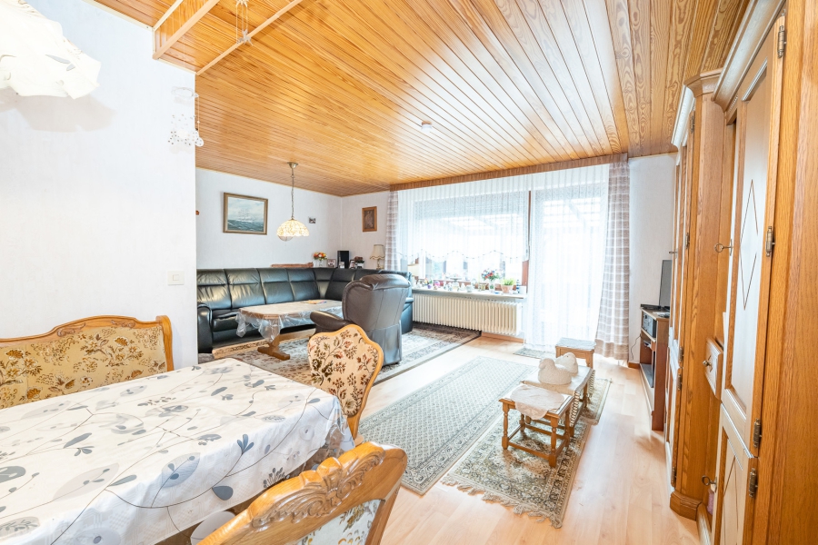 Gemütlicher Bungalow mit großzügigem Grundstück und vielseitigem Potenzial - Wohn-/Esszimmer