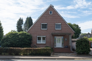 Vorderansicht - Ein Haus zum Wohlfühlen – ruhig, grün und voller Potenzial!