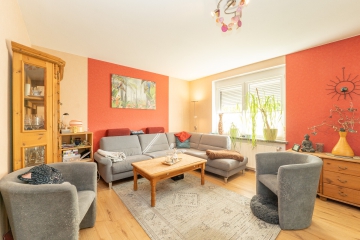 Wohnzimmer - Ein Haus zum Wohlfühlen – ruhig, grün und voller Potenzial!