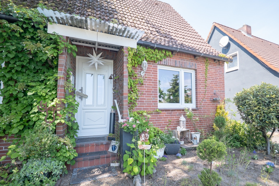 Einfamilienhaus mit Potenzial – Individuelle Gestaltungsmöglichkeiten auf großzügigem Grundstück - Eingangsbereich