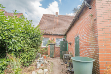 Einfamilienhaus mit Potenzial – Individuelle Gestaltungsmöglichkeiten auf großzügigem Grundstück - Hintereingang
