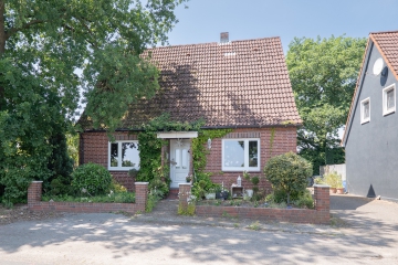 Einfamilienhaus mit Potenzial – Individuelle Gestaltungsmöglichkeiten auf großzügigem Grundstück - Außenansicht