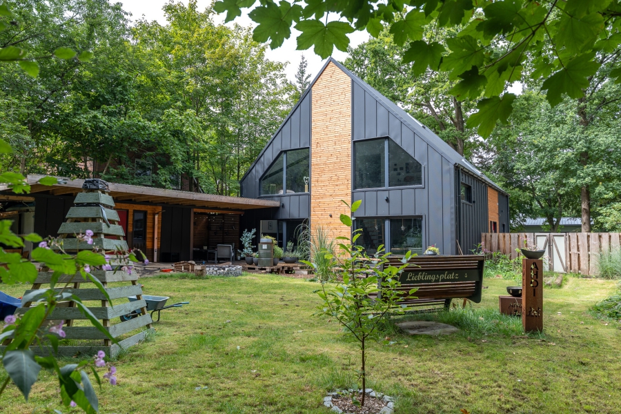Rückansicht - Familiendomezil am Waldrand plus Waldstück! Außergewöhnliches Einfamilienhaus in Altkehdingen.
