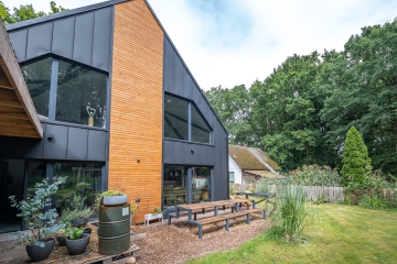 Rückansicht - Familiendomezil am Waldrand plus Waldstück! Außergewöhnliches Einfamilienhaus in Altkehdingen.